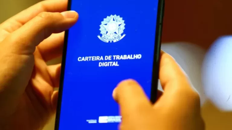 Trabalhador CLT consultando informações sobre empréstimo consignado com FGTS no celular
