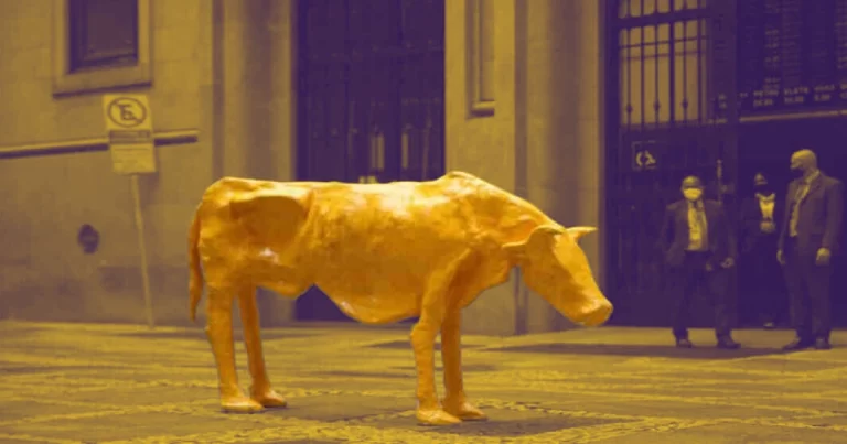 Estátua de um touro magro em frente à Bolsa de Valores brasileira, simbolizando dificuldades no mercado financeiro