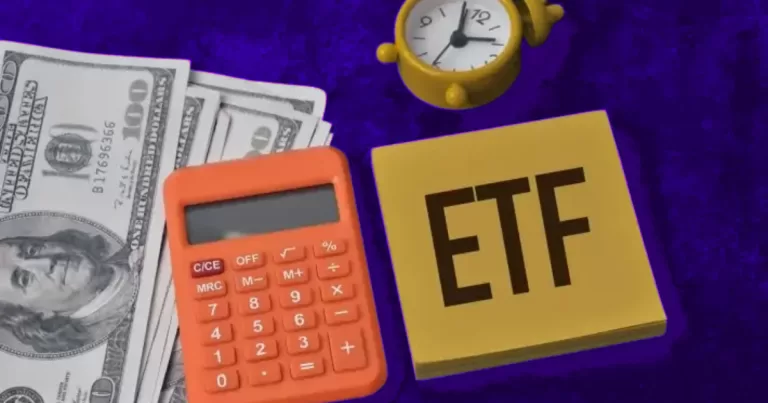 Imagem de notas de dólar e calculadora com o texto 'ETF' ao fundo, representando investimentos em ETFs de dividendos crescentes