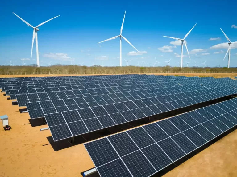 Parque de energia renovável da Auren (AURE3) combinando turbinas eólicas e painéis solares no Brasil.