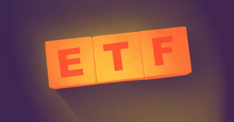 Blocos de letras formando a sigla ETF, representando fundos de índice e investimentos em opções