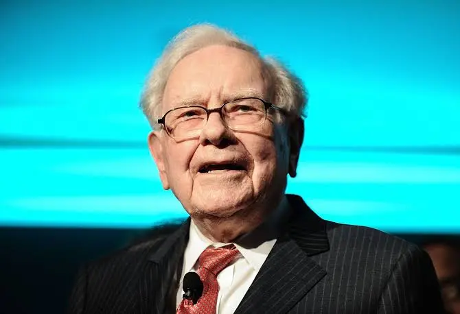 Warren Buffett anuncia aposentadoria em 2025 como CEO da Berkshire Hathaway