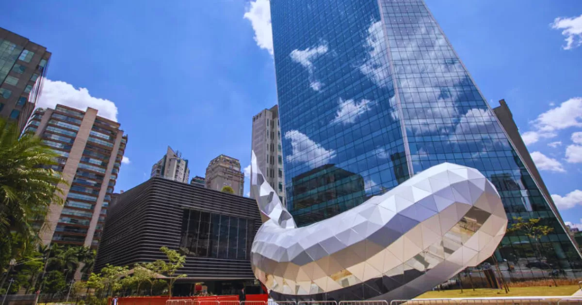 Faria Lima otimista com investimentos no Brasil em 2024. Gráfico de crescimento financeiro sobre a skyline de São Paulo, representando alta da bolsa, Selic em queda e fluxo estrangeiro.