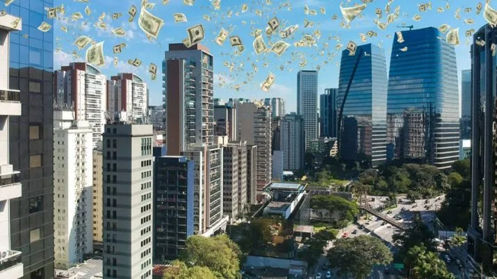 Imagem de skyline urbano representando investimentos em fundos imobiliários, como o KNCR11, com foco em CRIs.