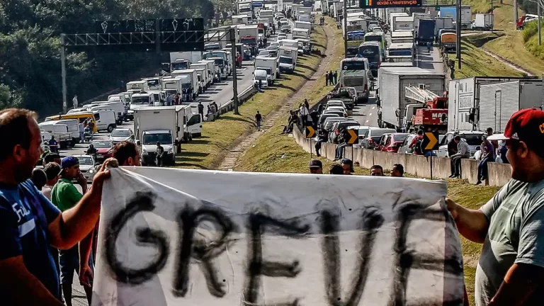 Greve dos caminhoneiros de 2018 - trabalhadores bloqueando rodovias no Brasil