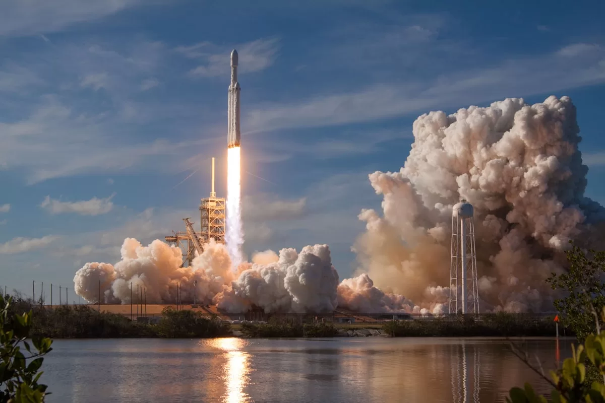Lançamento de foguete espacial - SpaceX domina o mercado de lançamentos com o Falcon 9