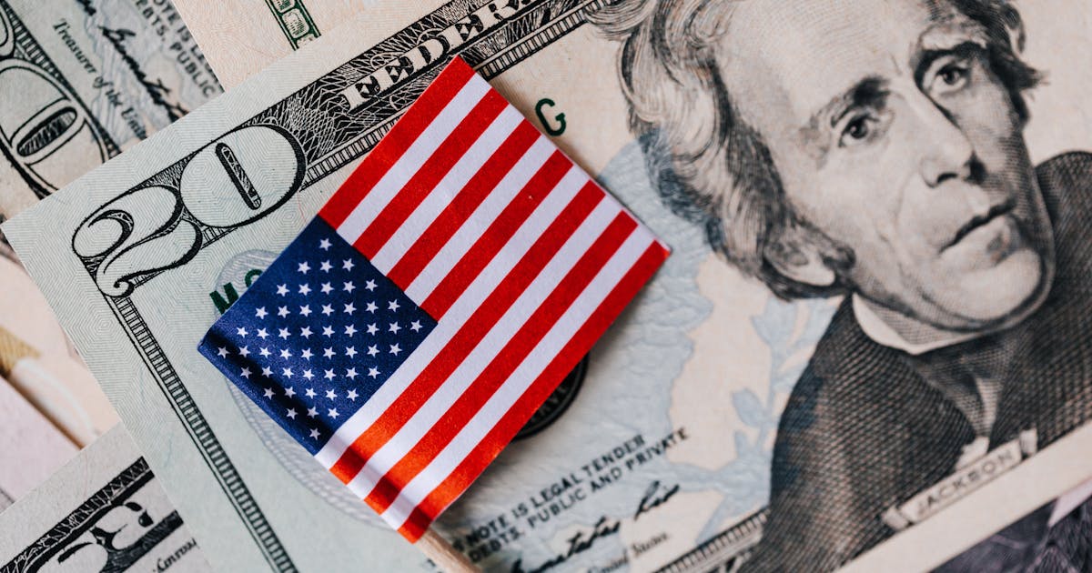 Nota de dólar com bandeira americana representando BDRs e investimentos internacionais