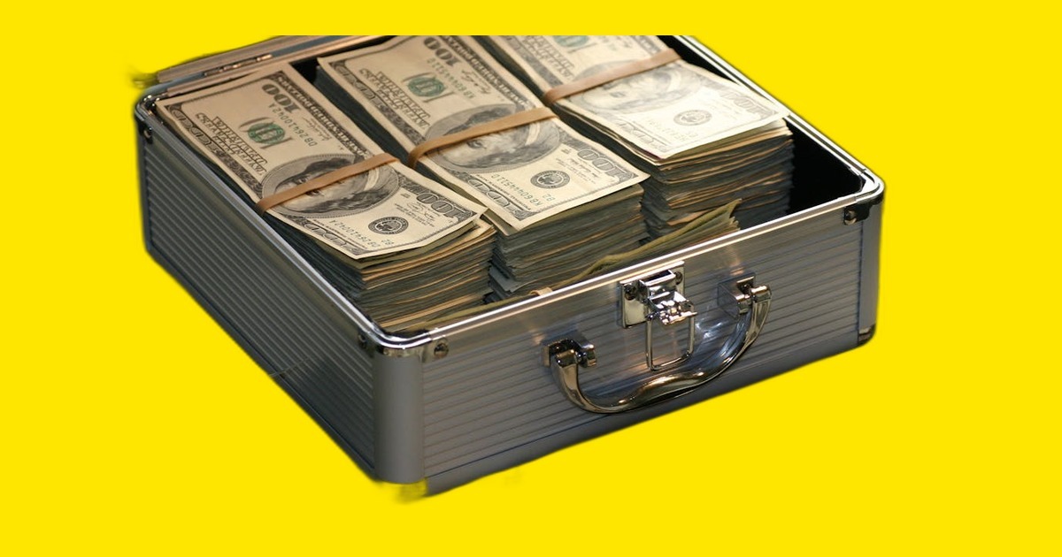 Maleta com notas de dólar sobre fundo amarelo neon representando dividendos e dividend yield