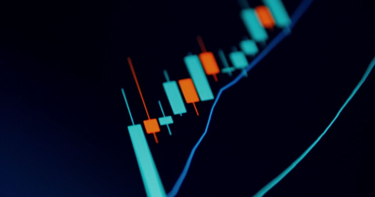 Gráfico de candles da bolsa em queda — Fundos Imobiliários VGHF11 e GARE11 em 2026