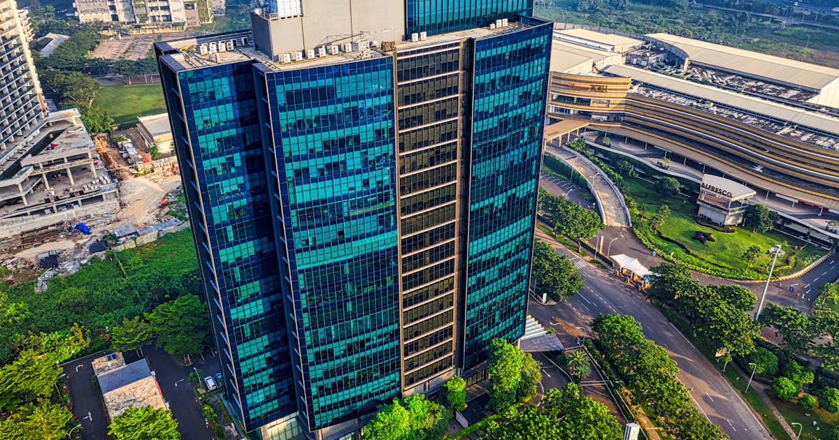 Vista aérea de torres comerciais representando fundos imobiliários FIIs