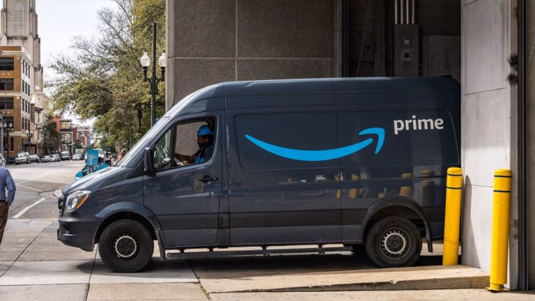 Amazon bate recorde de margem e mesmo assim cai 6,7%: o caixa virou US$ 42,4 bi negativo