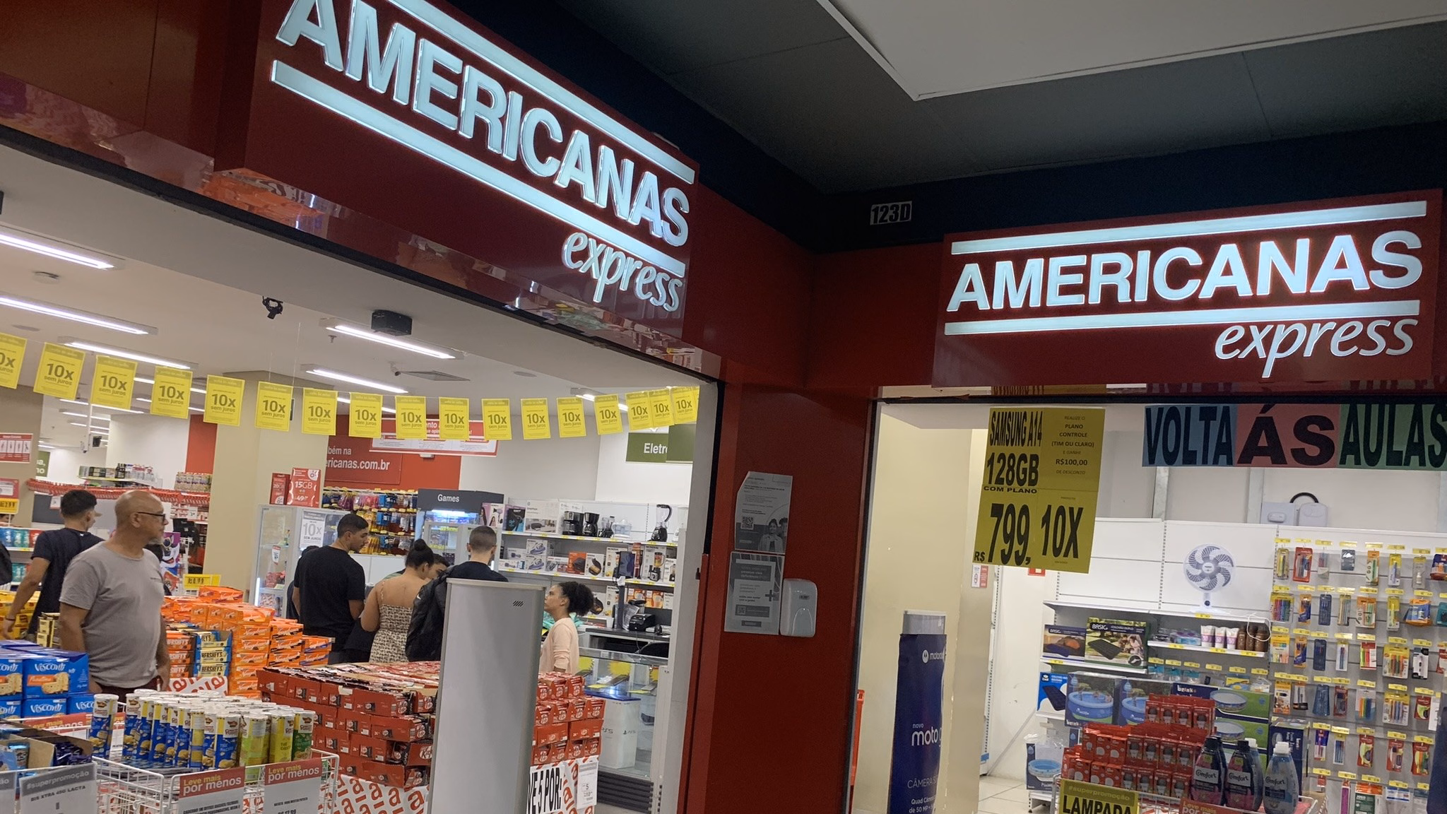 Fachada da loja Americanas Express com o letreiro vermelho da marca
