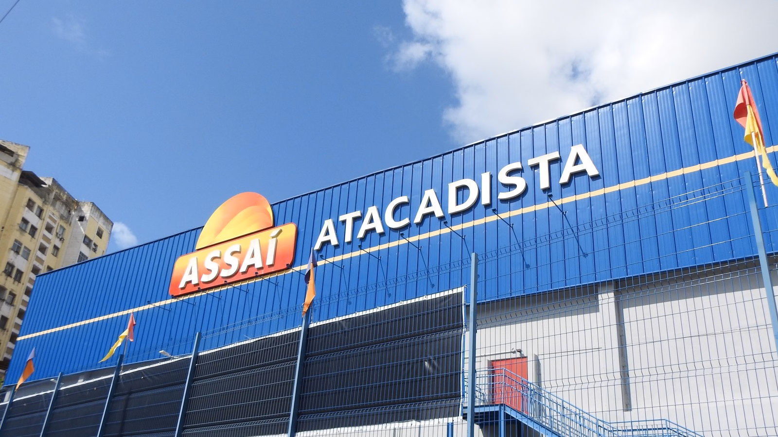 Fachada de loja do Assaí Atacadista com o logo laranja e o letreiro azul