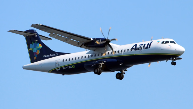 Avião ATR 72 da Azul em voo, com o nome da companhia na fuselagem