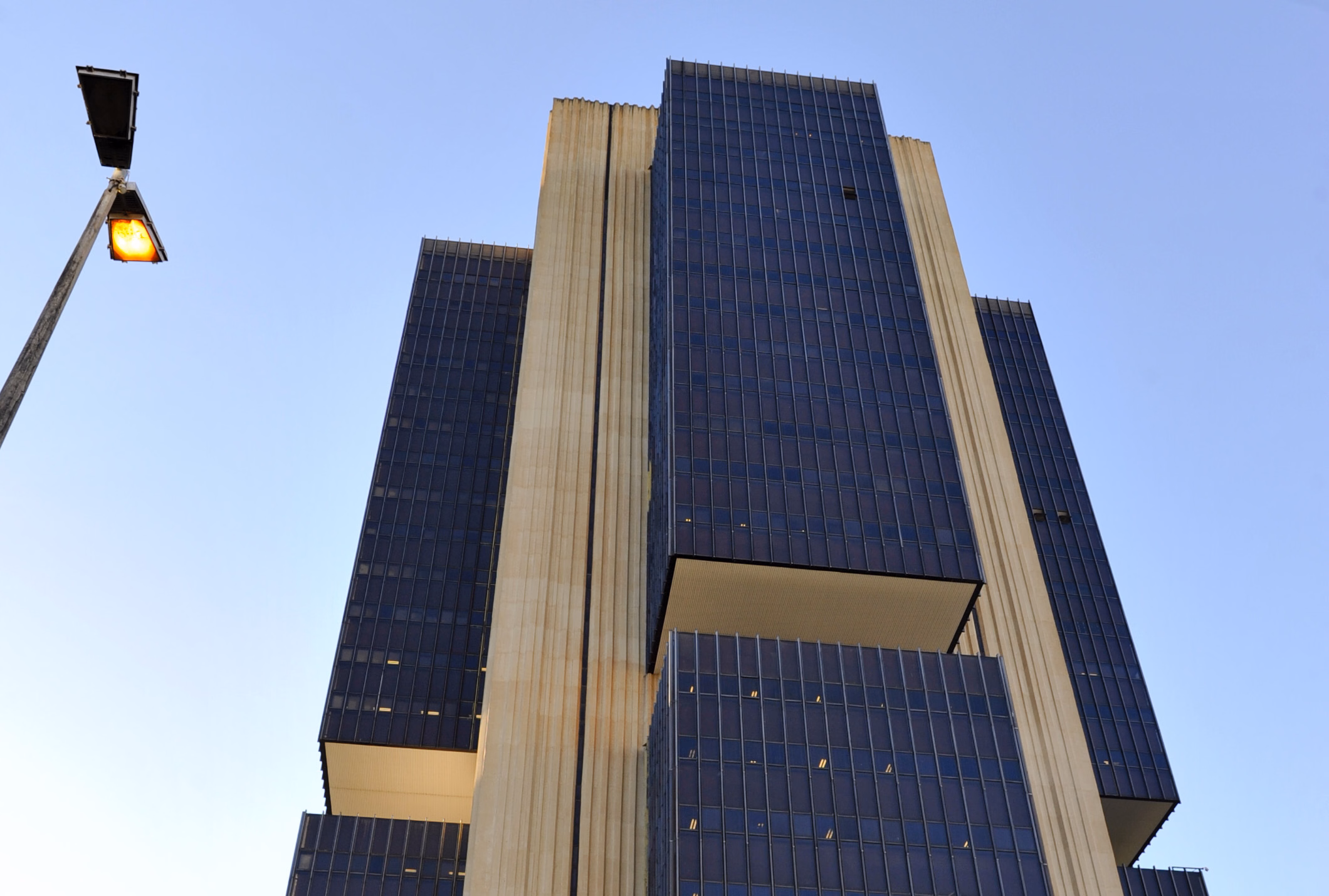 Sede do Banco Central do Brasil em Brasília (DF), fachada com o letreiro BC na entrada