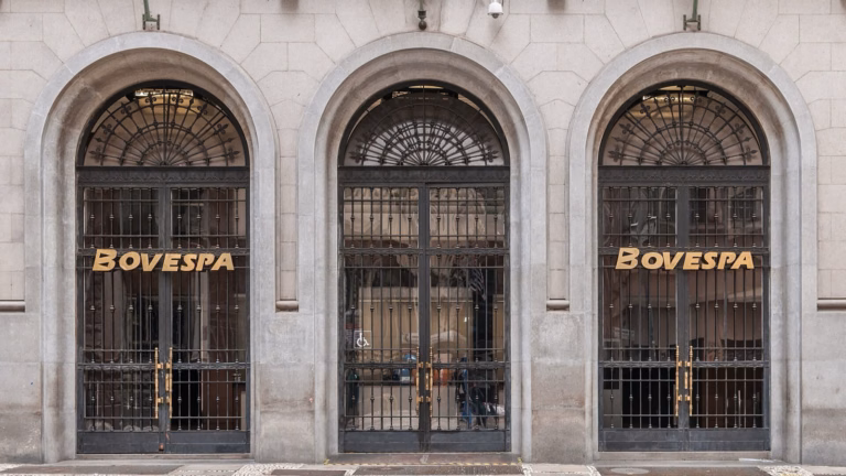 Fachada do antigo prédio da Bovespa, no centro de São Paulo, com o letreiro dourado nas portas