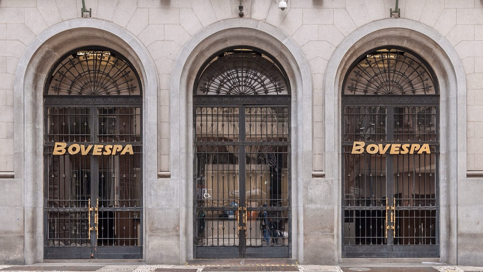 Fachada do antigo prédio da Bovespa, no centro de São Paulo, com o letreiro dourado nas portas
