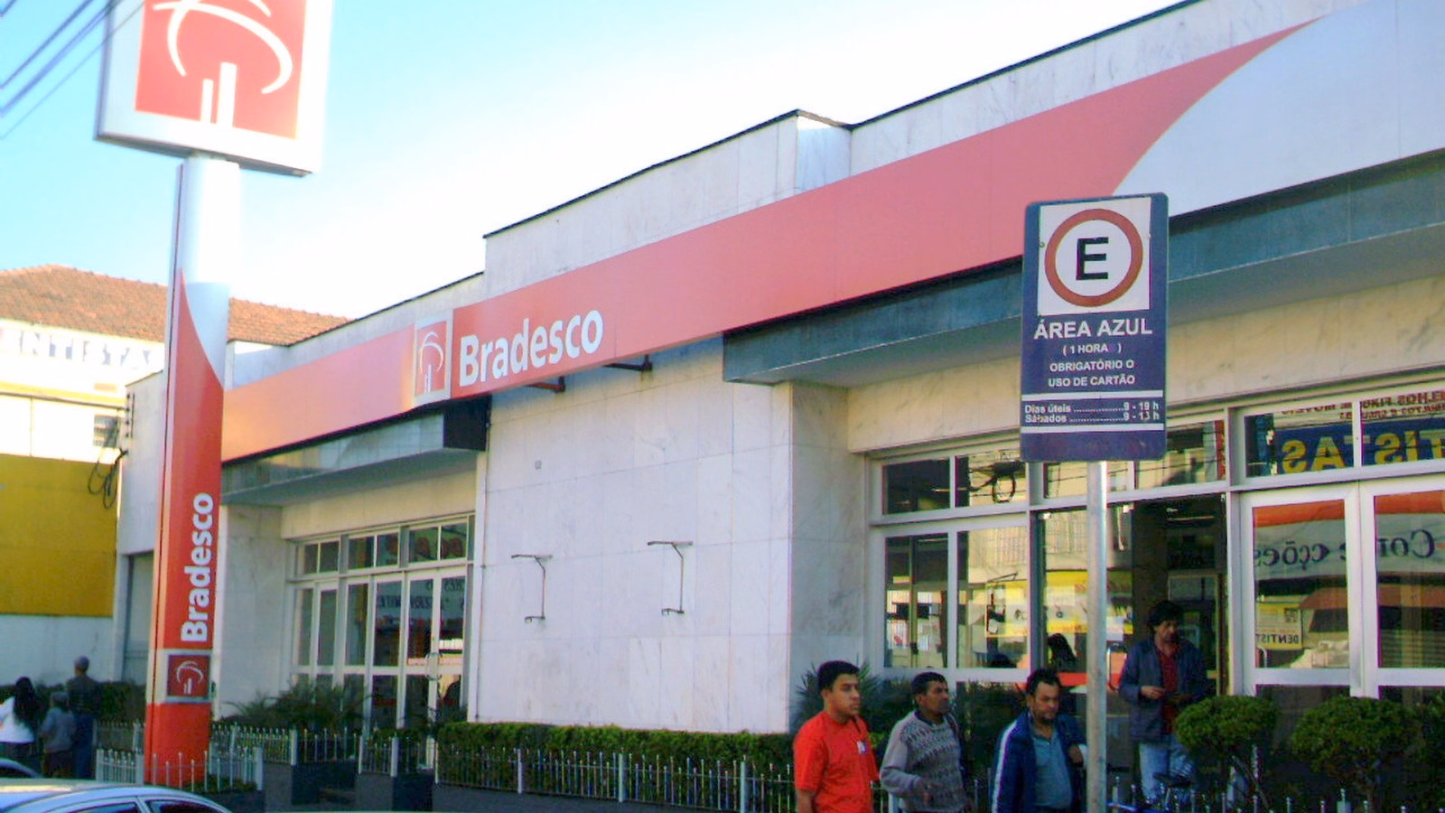 Fachada de uma agência do Bradesco em Poá (SP), com o logo vermelho do banco no totem e na fachada