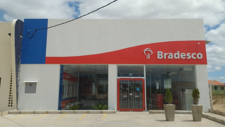 Fachada de agência do Bradesco em Pau dos Ferros (RN), com o logo do banco na faixa vermelha