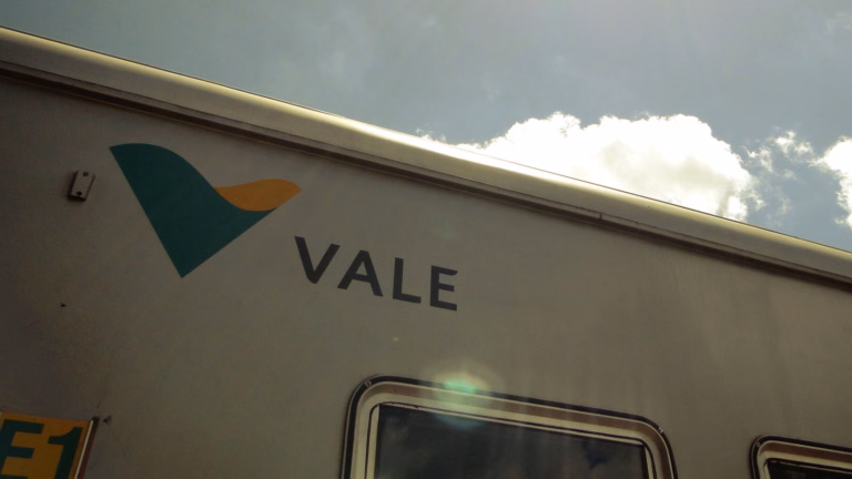Logotipo da Vale pintado na lateral de um vagão de trem; a fatia na Vale é o único ativo relevante da Bradespar, dona dos códigos BRAP3 e BRAP4