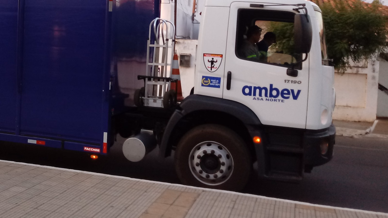 Caminhão de entrega da Ambev com o logo da empresa na porta