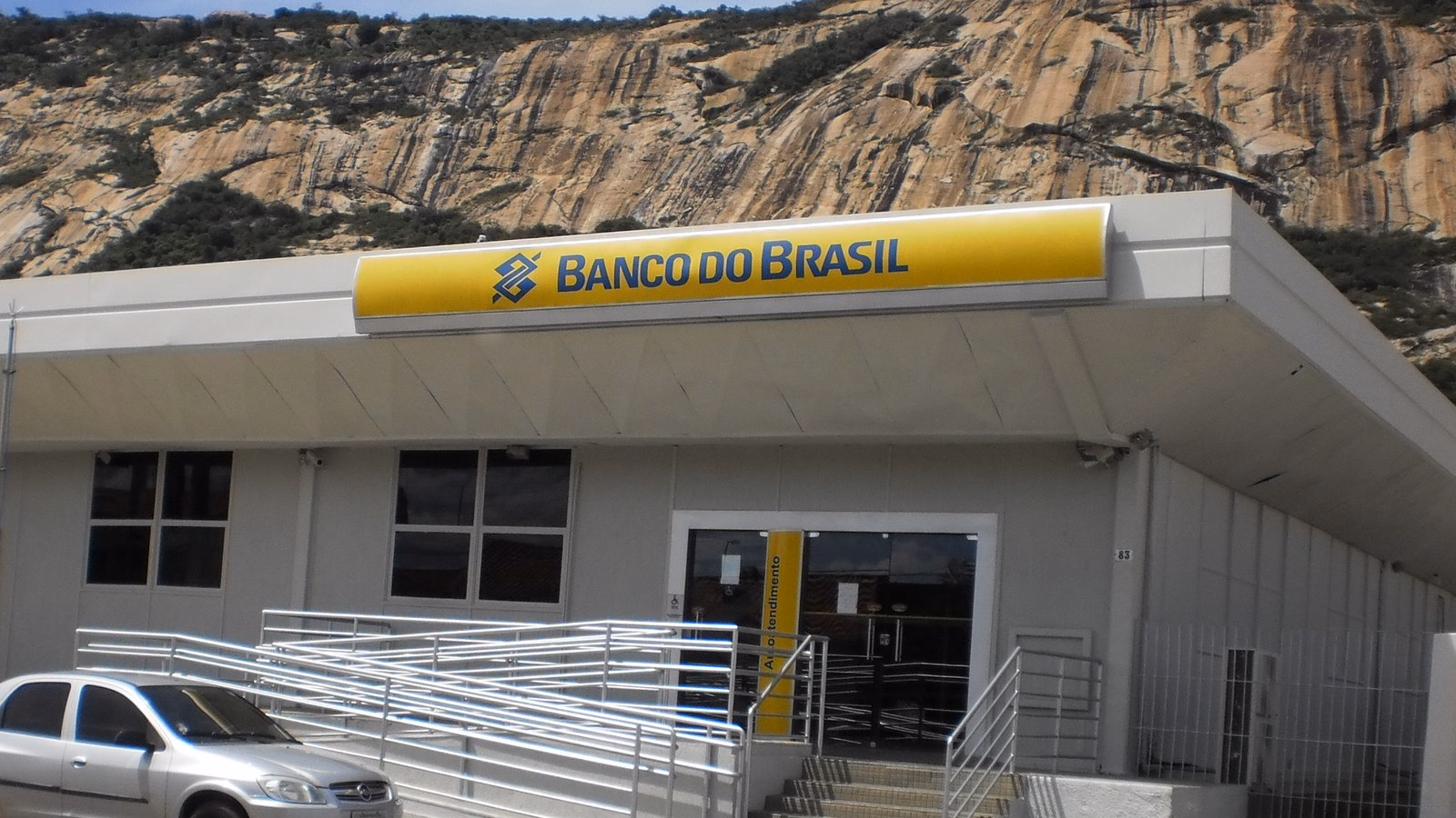 Agência do Banco do Brasil com o letreiro amarelo da marca na fachada