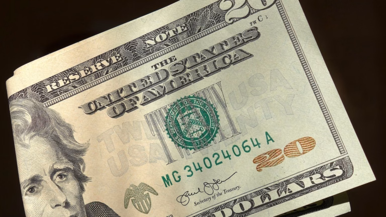 Dólar sobe 9,2% num dia e apaga a queda do 1º turno; US$ 1.000 ficaram R$ 463 mais caros