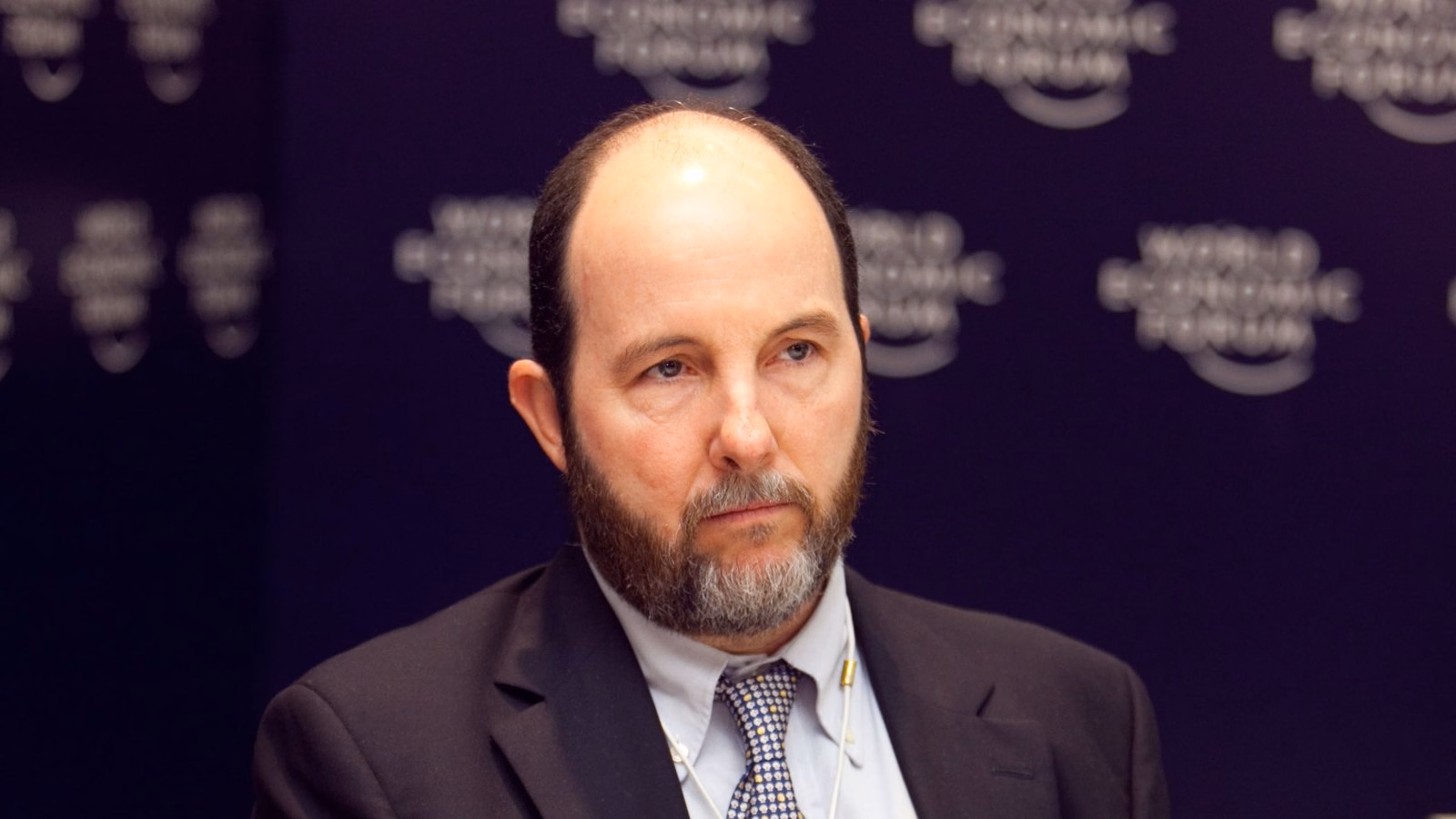 Armínio Fraga, ex-presidente do Banco Central e fundador da Gávea Investimentos, de terno e gravata, sentado em evento do Fórum Econômico Mundial no Rio de Janeiro.