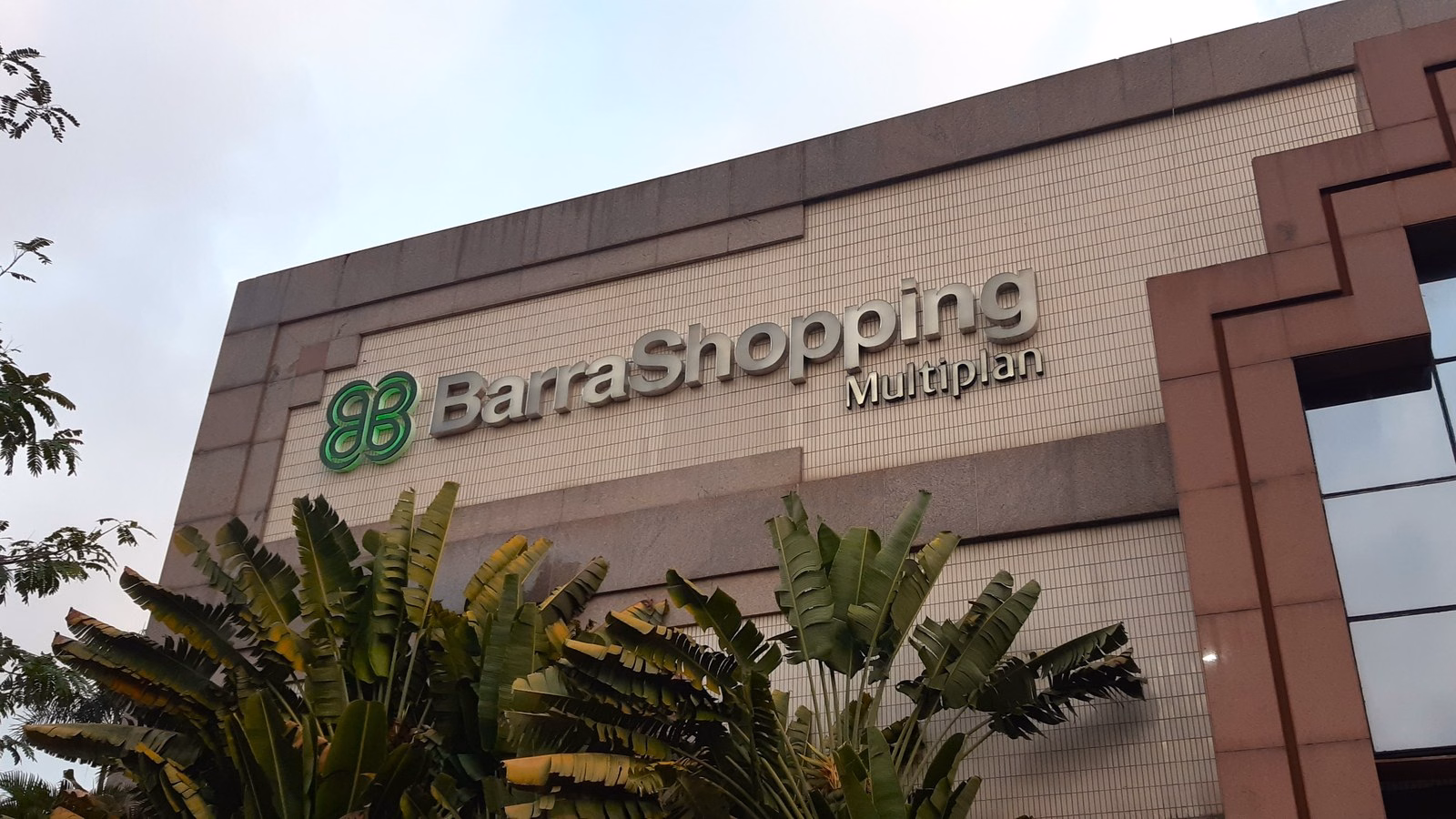 Fachada do BarraShopping, no Rio de Janeiro, com o letreiro da Multiplan