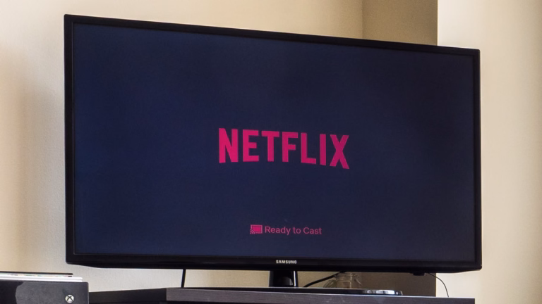 TV ligada com o logo da Netflix na tela