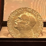 Nobel de Economia e a Selic: R$ 100 mil no CDI ficam R$ 8,7 mil à frente da inflação