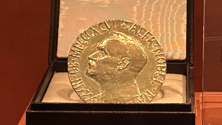O Nobel de Economia de 2026 foi para os americanos Robert E. Hall, de Stanford, e Michael Woodford, de Columbia, anunciados nesta segunda-feira (12) pela Academia Real das Ciências da Suécia.