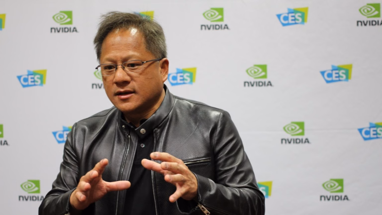 Jensen Huang, presidente da Nvidia, falando diante de um painel com o logo da empresa