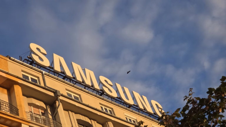 Letreiro da Samsung no alto de um prédio