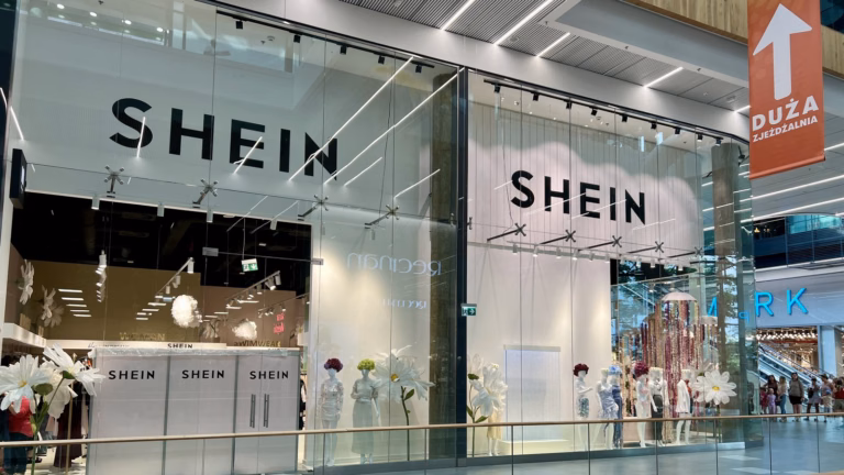 Loja da Shein num shopping, com o nome da marca na vitrine