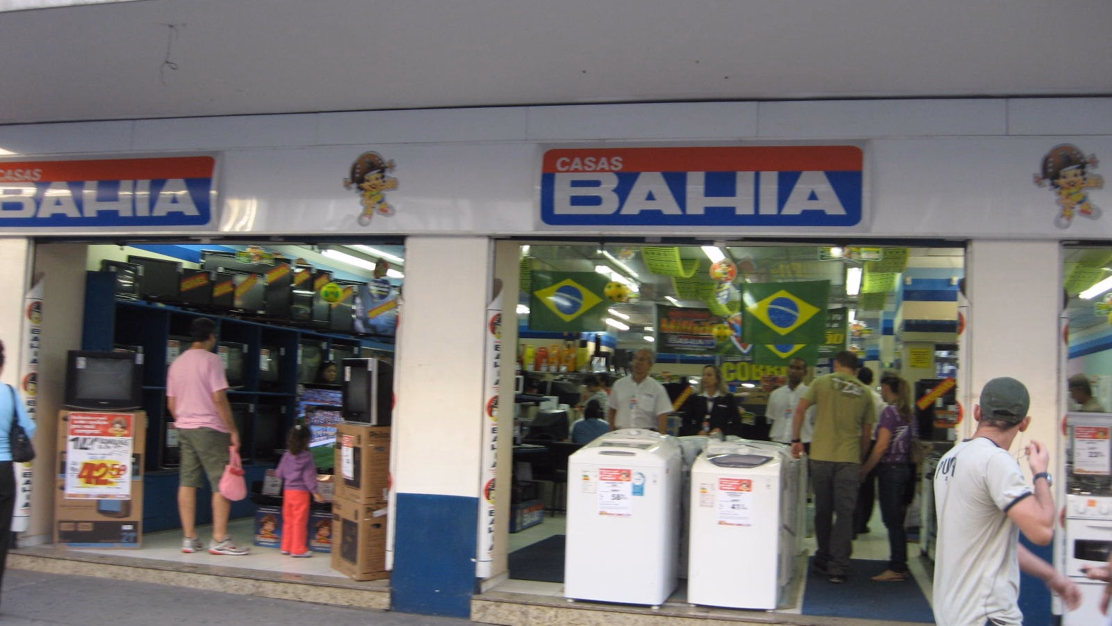 Fachada de loja da Casas Bahia com o logotipo azul e vermelho, no Rio de Janeiro