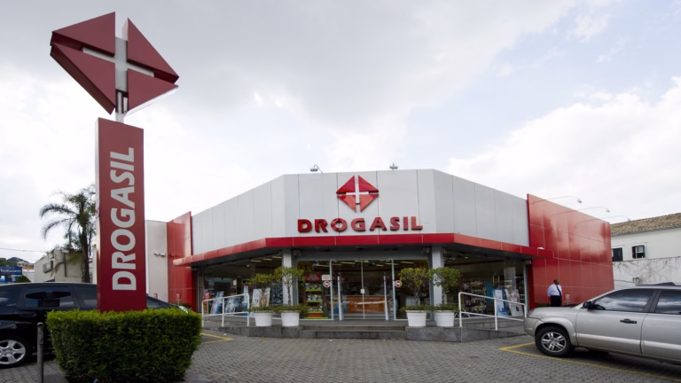 Fachada de uma loja da Drogasil, rede de farmácias da RD Saúde, com o totem vermelho e o logo da marca