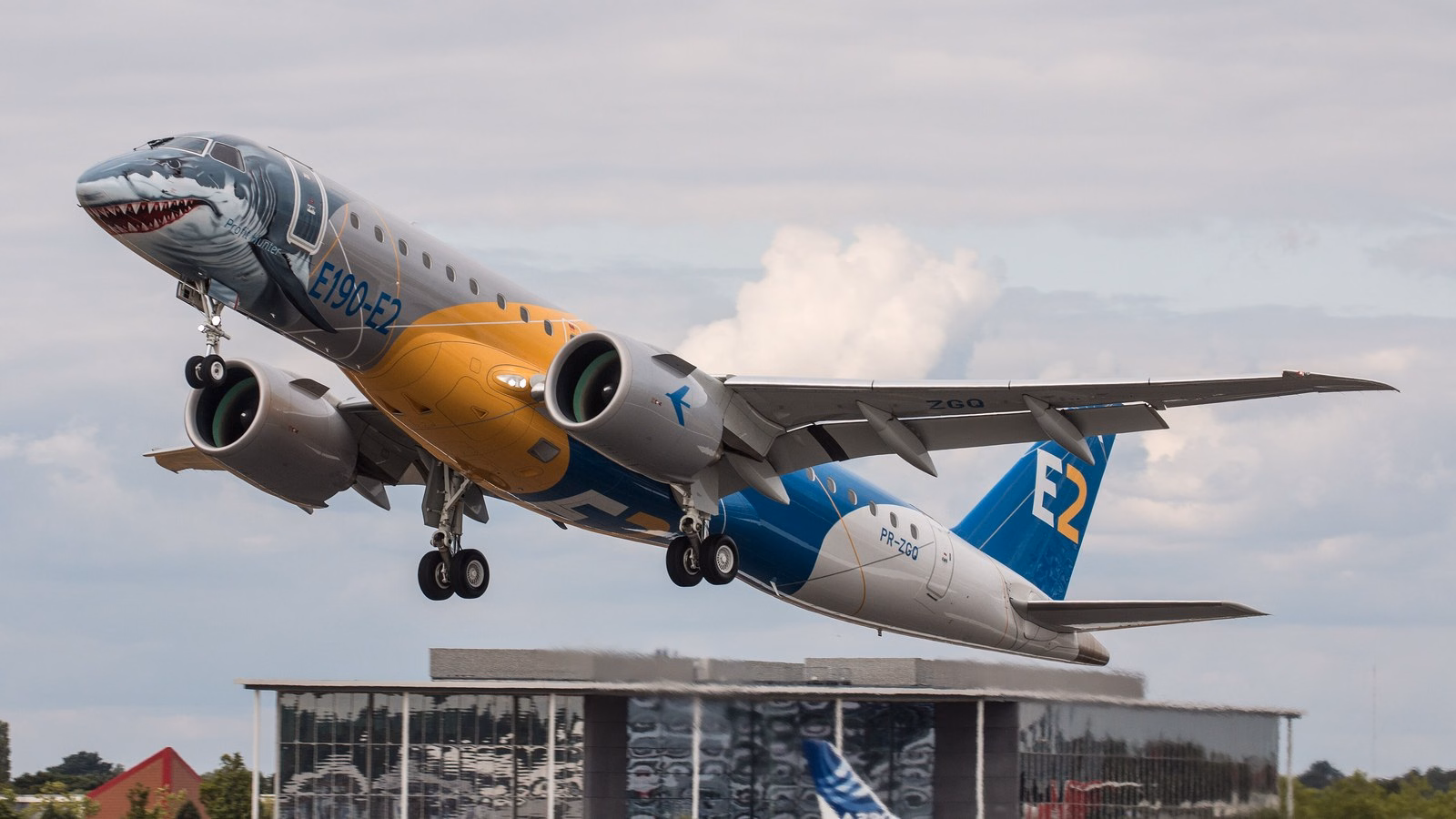 Jato E190-E2 da Embraer, com pintura de tubarão, decolando