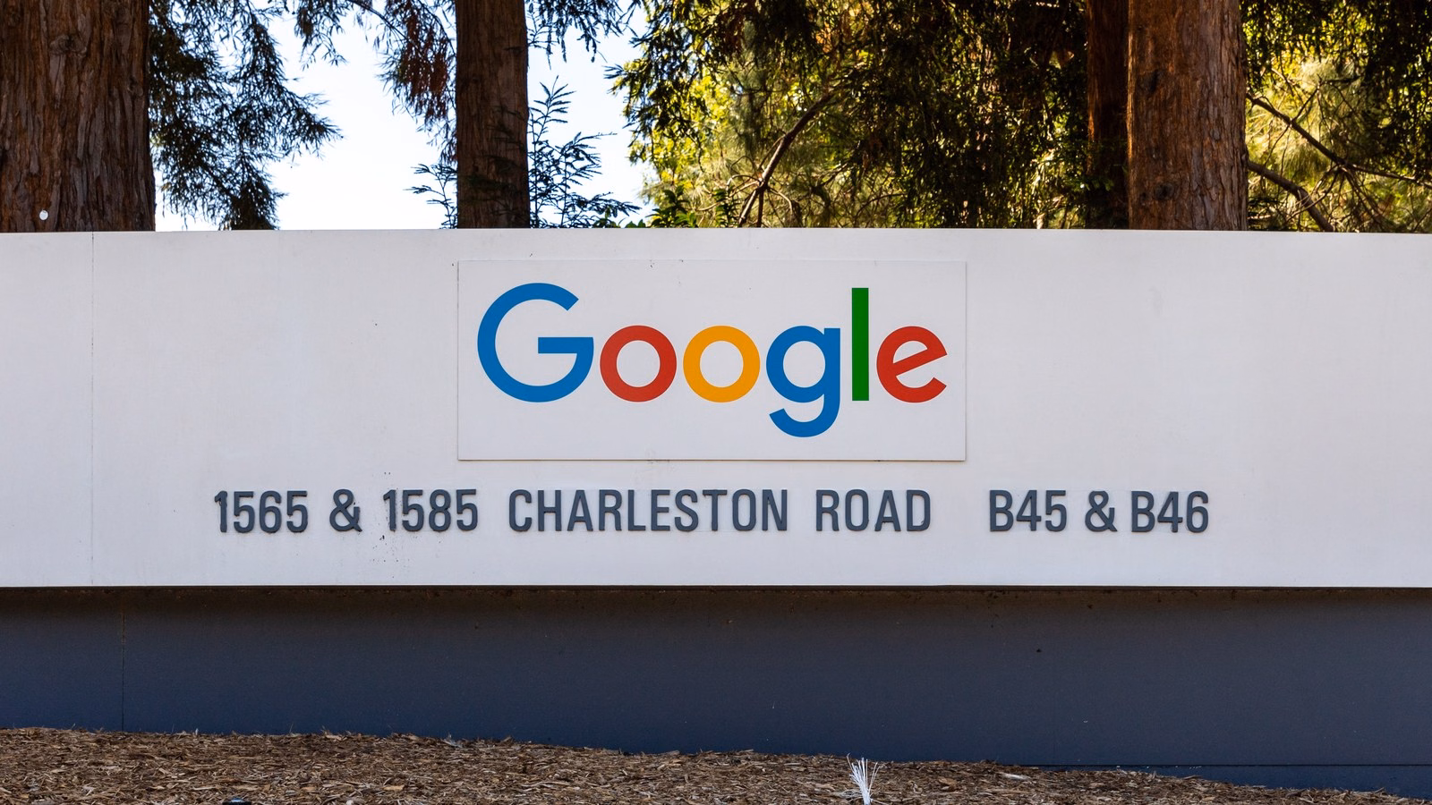 Placa com o logotipo colorido do Google na sede da empresa em Mountain View, na Califórnia