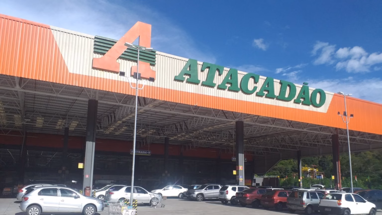 Fachada de loja do Atacadão, rede do Grupo Carrefour, com o logotipo verde e laranja