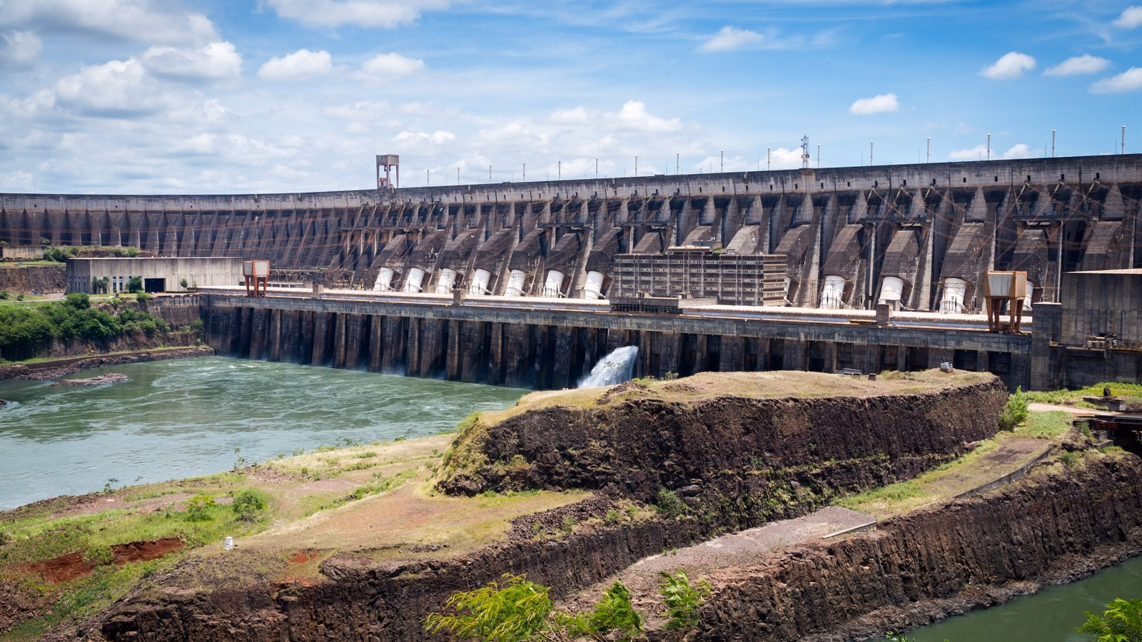 Usina hidrelétrica de Itaipu, com a barragem e o rio Paraná
