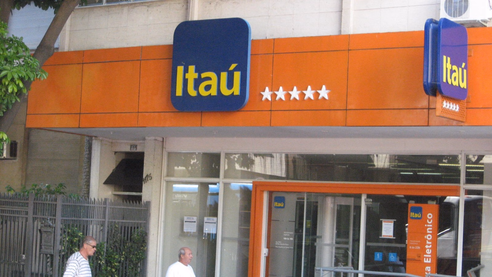 Fachada de uma agência do Itaú no Leblon, no Rio de Janeiro, com a marca do banco em destaque