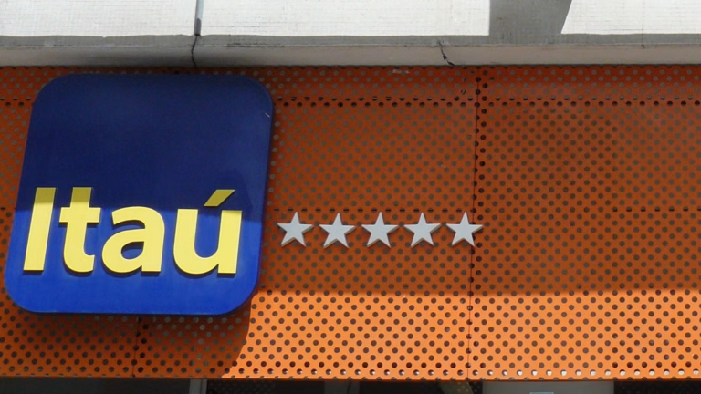 Fachada de agência do Itaú com o logotipo azul e amarelo; o Itaú Unibanco é o principal investimento da Itaúsa (ITSA4)