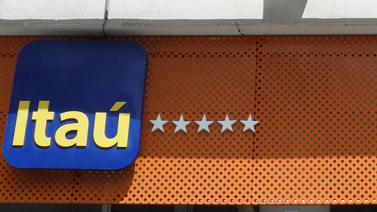 Fachada de agência do Itaú com o logotipo azul e amarelo; o Itaú Unibanco é o principal investimento da Itaúsa (ITSA4)