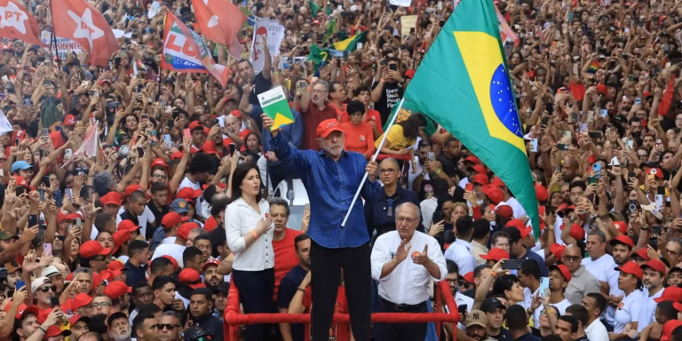 Lula é reeleito com 51,77% dos votos, e o dólar sobe 10% em Chicago antes da B3 abrir