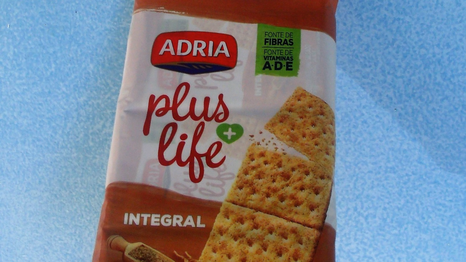 Pacote de biscoito integral Adria Plus Life, marca da M. Dias Branco