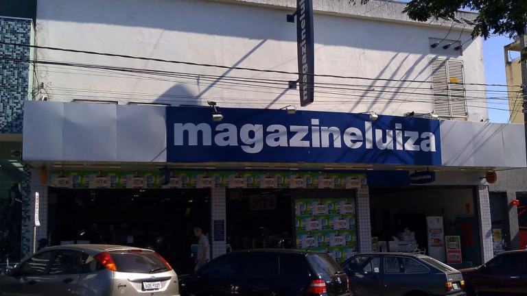 Magalu sobe 7,7% depois de cair 58%, e R$ 10 mil de sexta ainda valem R$ 4.500