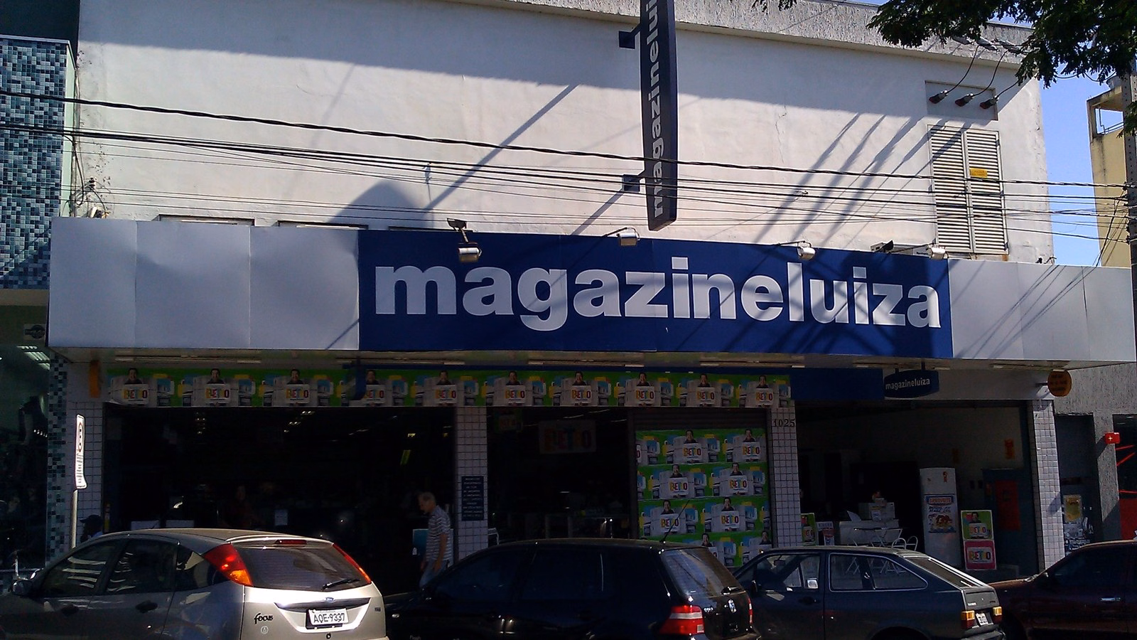 Fachada de loja da Magazine Luiza com o letreiro azul magazineluiza
