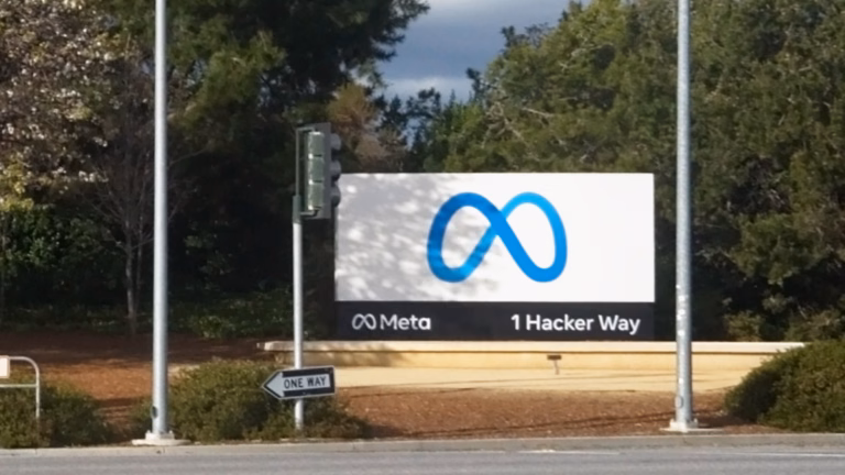 Placa da Meta com o logo do infinito azul na sede em 1 Hacker Way, Menlo Park, Califórnia