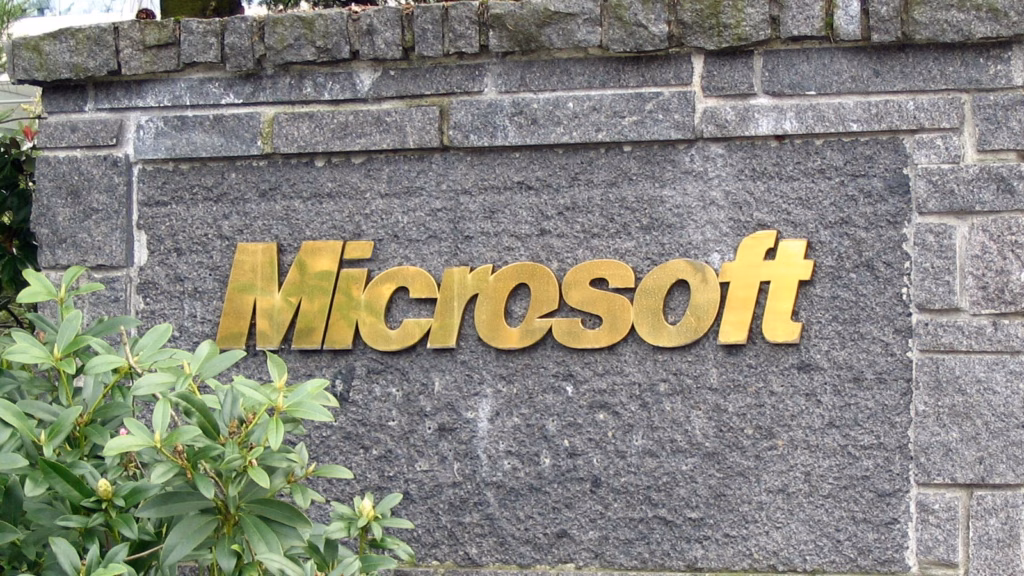 Microsoft gasta R$ 2,3 bilhões por dia em data centers, e o caixa livre cai 27%
